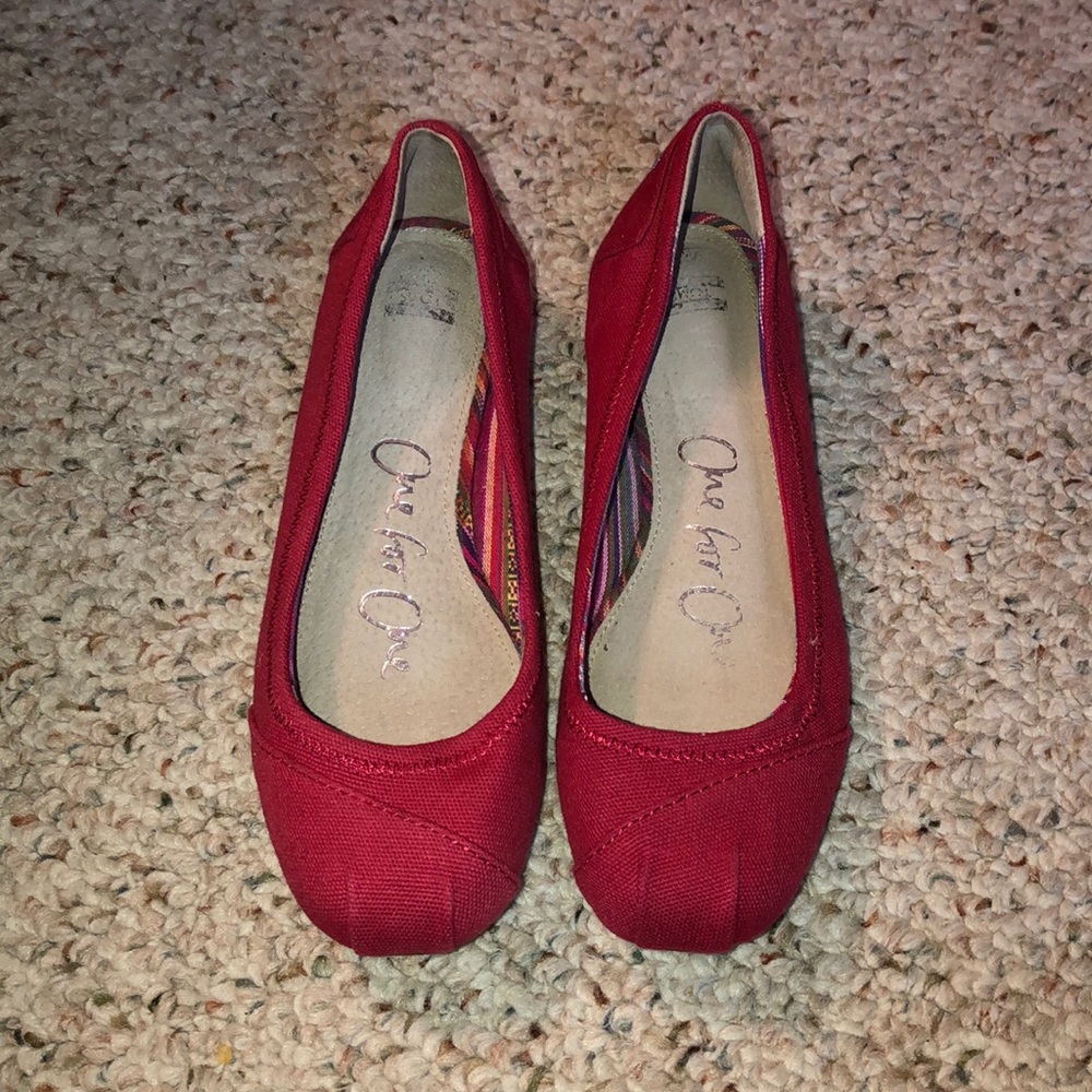 Cute Red flat Toms Size 6